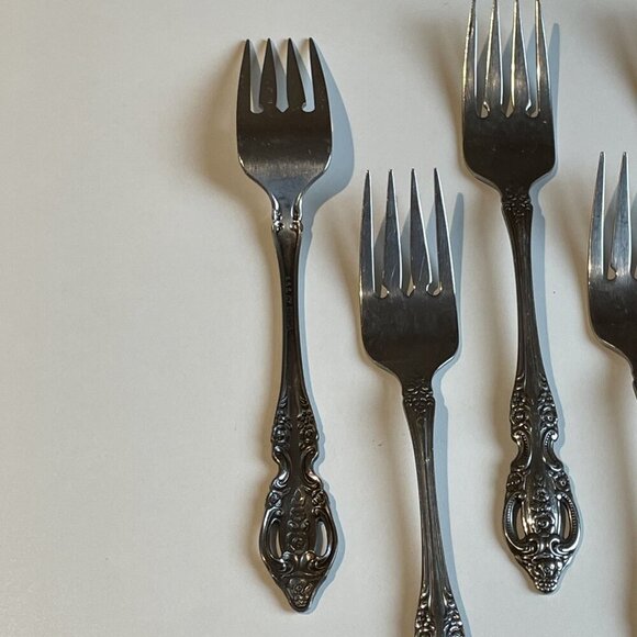 7 Salad Forks Flatware SSS By Oneida Renoir Pembrooke Glossy Stainless Pierced - Picture 4 of 6